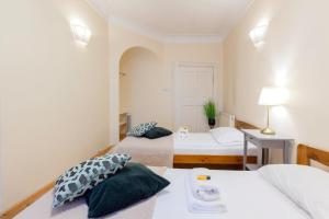 Posteľ alebo postele v izbe v ubytovaní Prime Location Apartment