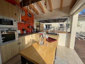 a kitchen with a wooden counter top in a room at Magnifique villa récente entre mer et montagne située entre Ajaccio et Porticcio in Cauro