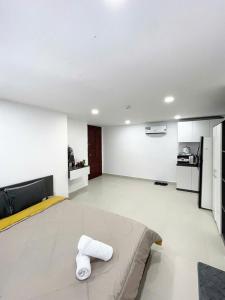 胡志明市Homey Haven Sư Vạn Hạnh的一间白色的大房间,配有床和厨房