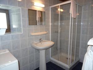 un baño con lavabo y ducha en Les Oulles 10, en La Chapelle-en-Valgodemard