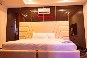 Postel nebo postele na pokoji v ubytování Radiant Hotel and Suites