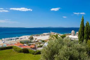 eine Luftaufnahme eines Resorts und des Ozeans in der Unterkunft Apartment Oliva allegra in Split