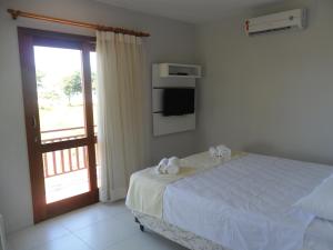1 dormitorio con 1 cama con toallas en BoraBora Casa de Temporada, en Gamboa
