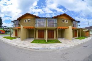 una casa grande con muchas ventanas en Casas dos Alpes, en Gramado