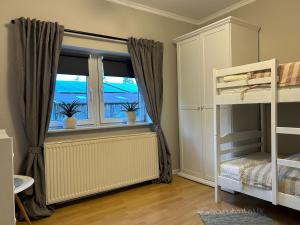 ファーレルにあるMeedehof Moorhausen, WH Kuhstallの窓付きのベッドルーム、二段ベッド1組が備わります。