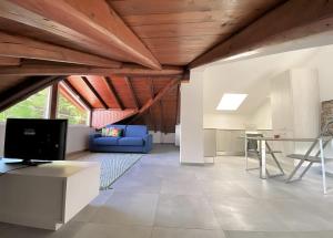 Una sala de estar con un sofá azul y una mesa. en La Rondinella ComoLake, en Argegno