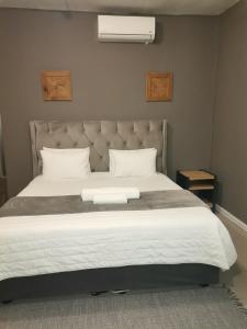 オーリクスタートにあるArghasbnbの白いシーツと枕が付いた大きなベッドのある寝室