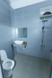 a bathroom with a toilet and a sink at Greenhouse in Phong Nha