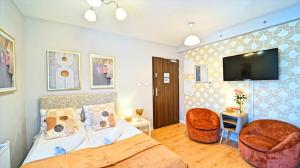 Televízia a/alebo spoločenská miestnosť v ubytovaní Apartamenty EverySky Karpacz - Wilcza 3F_P