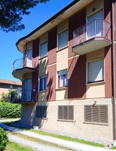 un immeuble avec balcon et une rue dans l'établissement ISA- Holiday Home Il Pontile in Marina di Massa, apartments with private outdoor area, just 400 meters from the beach, à Marina di Massa