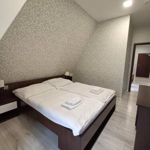 Postel nebo postele na pokoji v ubytování Wellness Hotel Bety