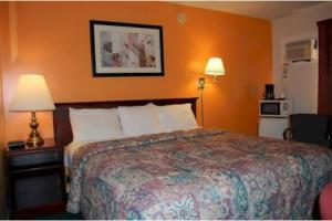 a hotel room with a bed and two lamps at Canton Inn By OYO in Canton