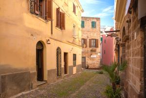 een steegje in een oude stad met gebouwen bij La Cambusa Apartment in Alghero