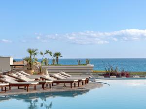 Bazén v ubytovaní Grecotel Marine Palace & Aqua Park alebo v jeho blízkosti