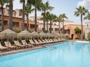 Bazén v ubytovaní Grecotel Marine Palace & Aqua Park alebo v jeho blízkosti