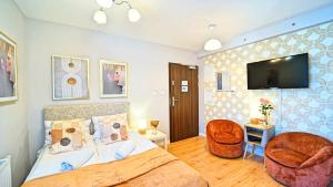 Televízia a/alebo spoločenská miestnosť v ubytovaní Apartamenty EverySky Karpacz - Wilcza 3F_P