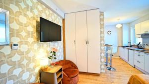Televízia a/alebo spoločenská miestnosť v ubytovaní Apartamenty EverySky Karpacz - Wilcza 3F_P