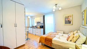 Posteľ alebo postele v izbe v ubytovaní Apartamenty EverySky Karpacz - Wilcza 3F_P
