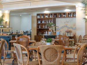 Reštaurácia alebo iné gastronomické zariadenie v ubytovaní Grecotel Marine Palace & Aqua Park