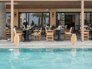 Bazén v ubytovaní Grecotel Marine Palace & Aqua Park alebo v jeho blízkosti