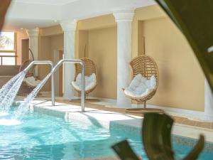 Bazén v ubytovaní Grecotel Marine Palace & Aqua Park alebo v jeho blízkosti
