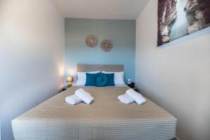 sypialnia z dużym łóżkiem z 2 poduszkami w obiekcie Aperanto Galazio Apartment w mieście Archangelos +27 zdjęć
