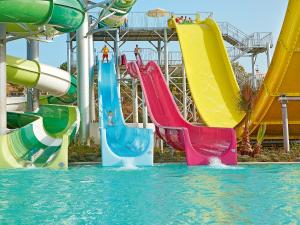 Bazén v ubytovaní Grecotel Marine Palace & Aqua Park alebo v jeho blízkosti