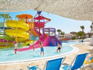 Bazén v ubytovaní Grecotel Marine Palace & Aqua Park alebo v jeho blízkosti
