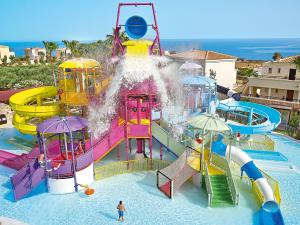 Bazén v ubytovaní Grecotel Marine Palace & Aqua Park alebo v jeho blízkosti