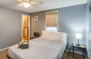Ένα ή περισσότερα κρεβάτια σε δωμάτιο στο Centric Ranch in South ave by Downtown UofR Airport +10 φωτογραφίες