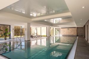 - une piscine dans une maison dotée d'un plafond en verre dans l'établissement Ferienwohnung Schluchseetraum, à Schluchsee