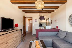 un salon avec un canapé et une télévision dans l'établissement Ferienwohnung Schluchseetraum, à Schluchsee