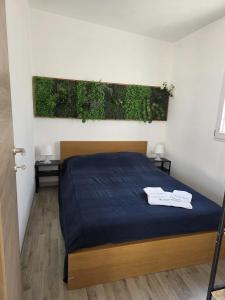 a bedroom with a bed with two towels on it at Casa Bonita pachino Tiny House in Pachino