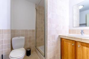 a bathroom with a toilet and a sink and a shower at Les Lices A l Cozy & Central l Shellter Rentals in Saint-Tropez