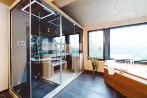 Kuchyňa alebo kuchynka v ubytovaní Alpenpark Turrach by ALPS RESORTS + 37 fotografií