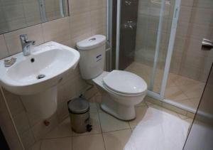Koupelna v ubytování Lorenzzo Suites Hotel Makati