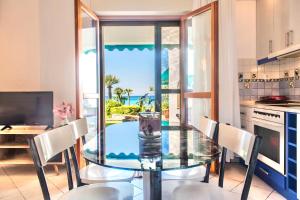 Nhà bếp/bếp nhỏ tại Blue Heaven Home by halu! Villas +10 ảnh