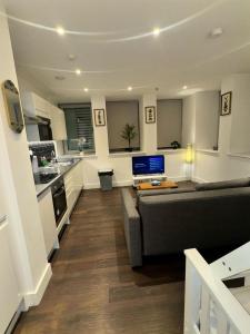 Η κουζίνα ή μικρή κουζίνα στο Sleep 9 20 mins from London Waterloo BP172