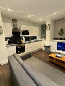 Η κουζίνα ή μικρή κουζίνα στο Sleep 9 20 mins from London Waterloo BP172