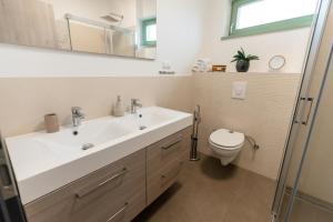 Koupelna v ubytování Jókai Apartman + 12 fotografií