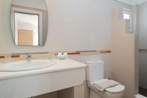 Ванная комната в Finikas Hotel