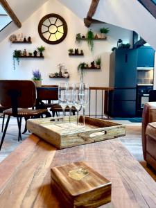 een kamer met een tafel met wijnglazen erop bij L'Evidence, appartement authentique - Epernay in Épernay