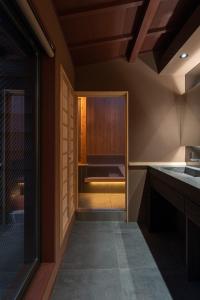 Habitación con cocina con fregadero y fogones. en Kotone, en Kanazawa 92 fotos más