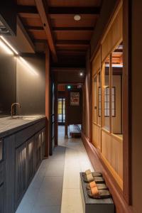 un pasillo de una casa con fregadero y encimera en Kotone, en Kanazawa