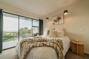 Ένα ή περισσότερα κρεβάτια σε δωμάτιο στο Adventure & Relaxation Cozy 3BR Stay with Games & Scenic Views