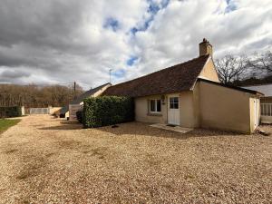 Una pequeña casa con un camino de grava al frente. en Clos des Huards au milieu de la loire à vélo, en Cour-Cheverny