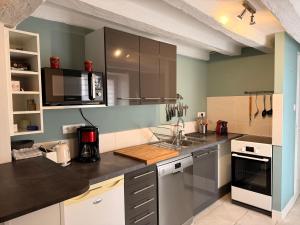 una cocina con encimera y microondas en Clos des Huards au milieu de la loire à vélo, en Cour-Cheverny 5 fotos más