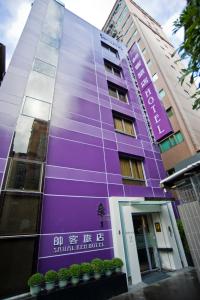 un edificio con pintura púrpura en el costado. en Saual Keh Hotel en Taipéi