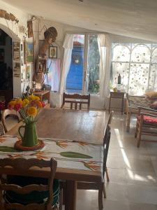 Un comedor con una mesa con flores. en Jardin d'eden, en La Ciotat