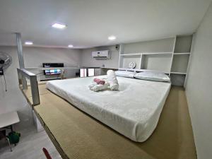 M&R Loft Home in Bella Vita Bangad near Cabanatuan, Nueva Ecija 객실 침대